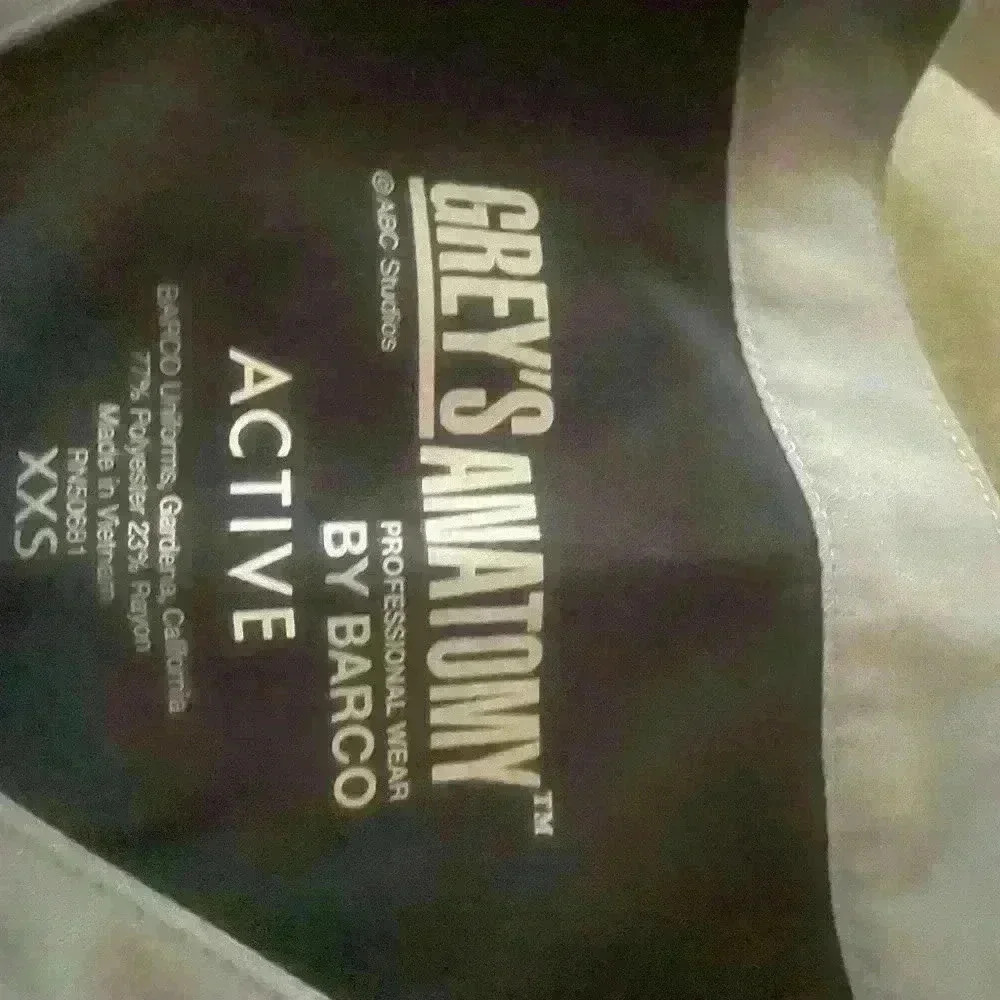 Grey’s Anatomy Active Scrub Top - Picture 3 of 3